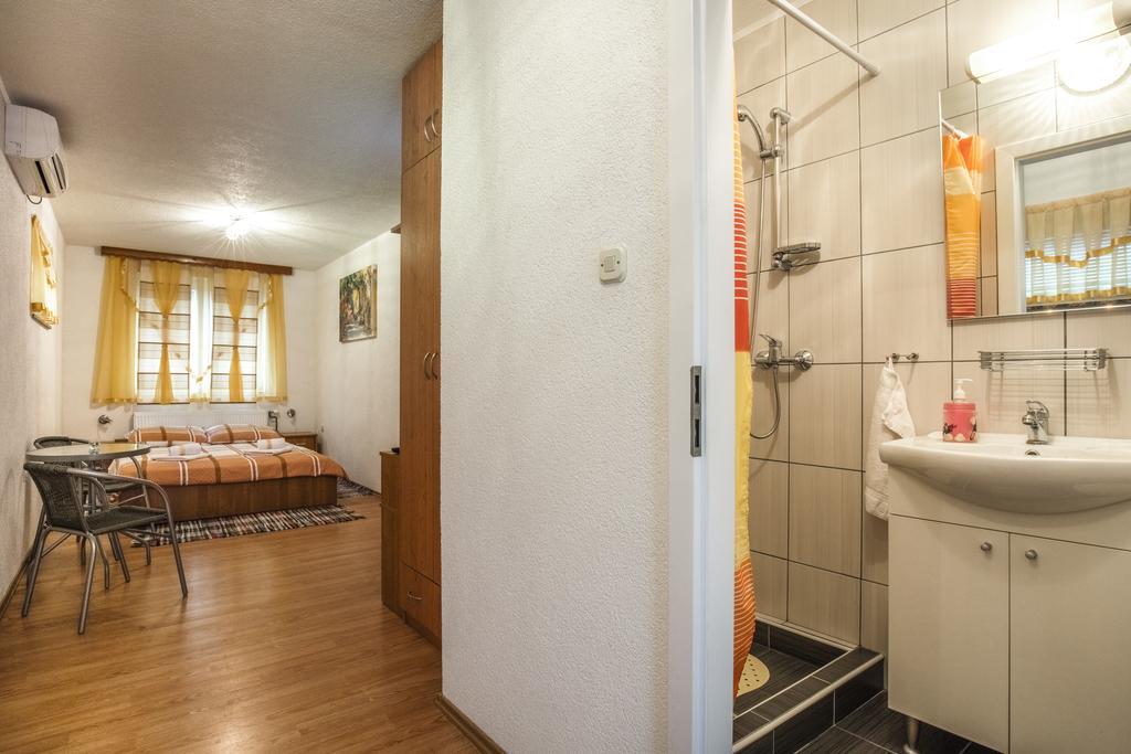 קורניצה Apartment And Rooms Aracic מראה חיצוני תמונה